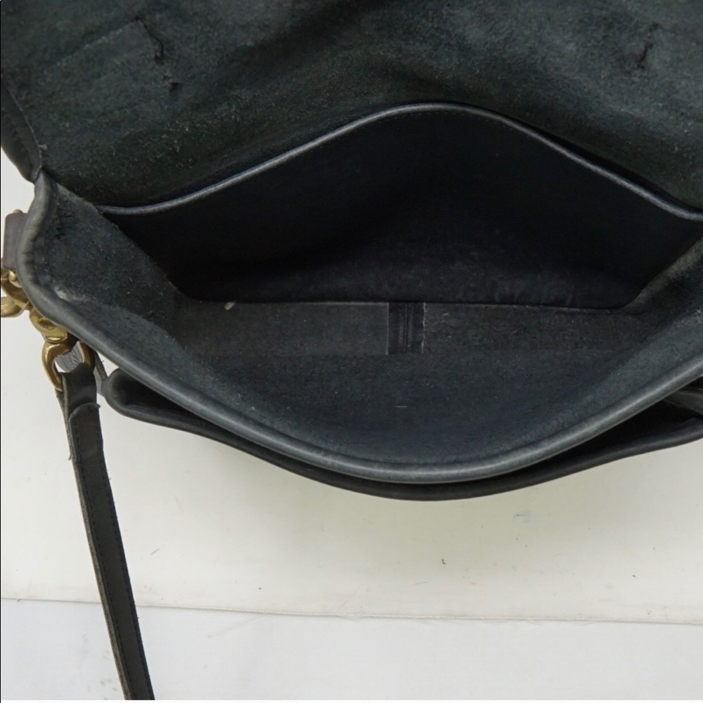 -SOLD- Vintage Coach Willis Crossbody - Picture 4 of 8